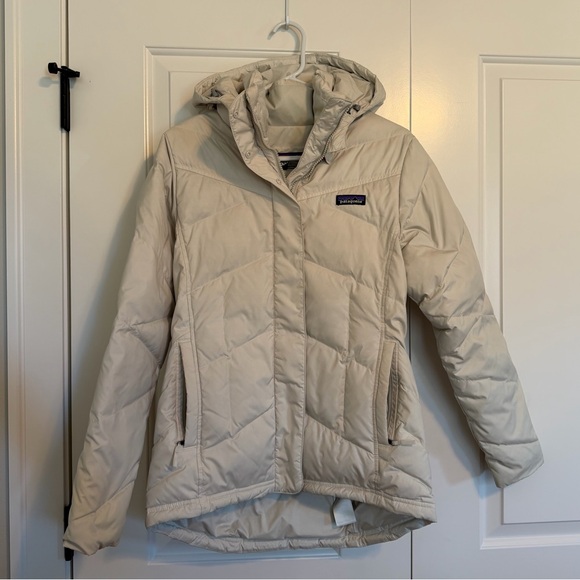 Patagonia Women's Down With It Off-White Puffer Jacket - Picture 2 of 9